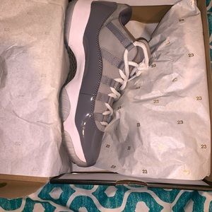 Low top cool Grey Jordan 11’s